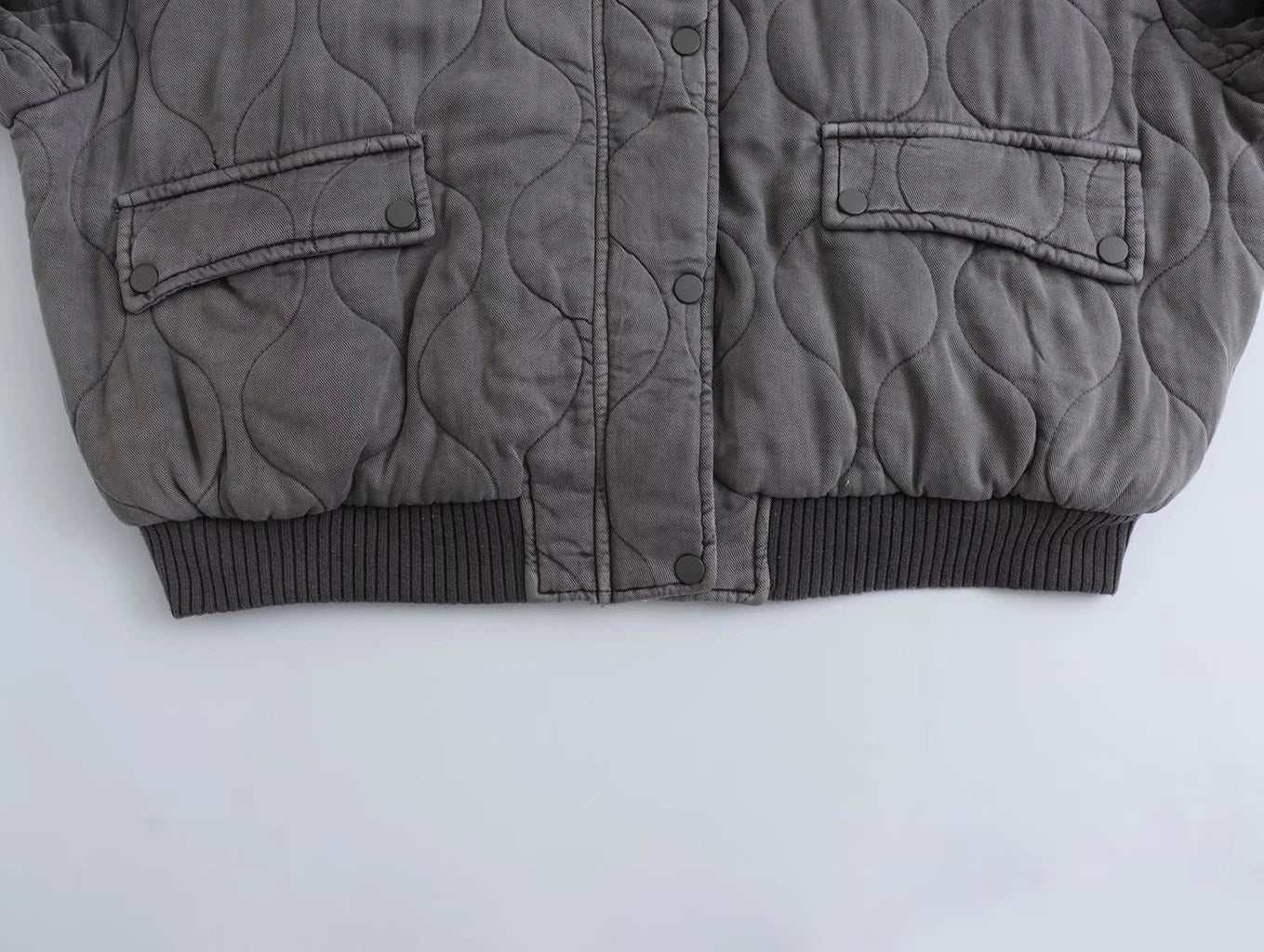 Women's Oversized Quilted Bomber Jacket Featuring Snap Buttons and Pockets